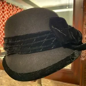 Grevi | Accessories | Grevi Brand Black Hat With Velvet Bow  display picture 3